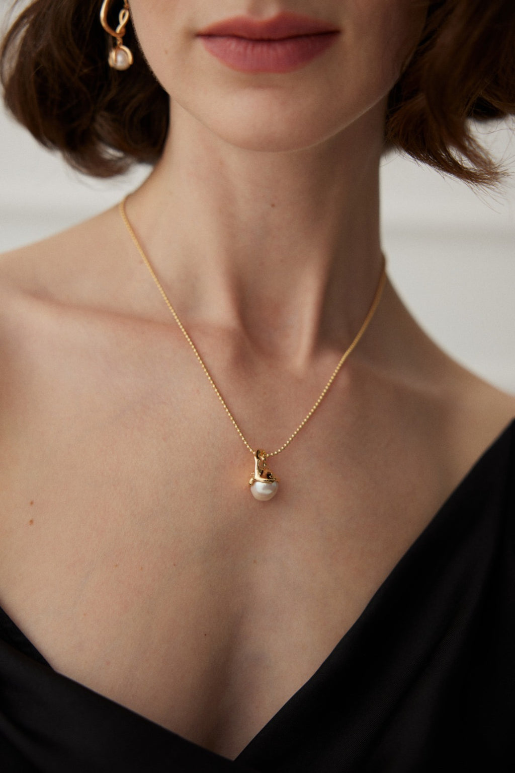 Vintage Pearl Silver Pendant Necklace with Sculptural Crown Detail